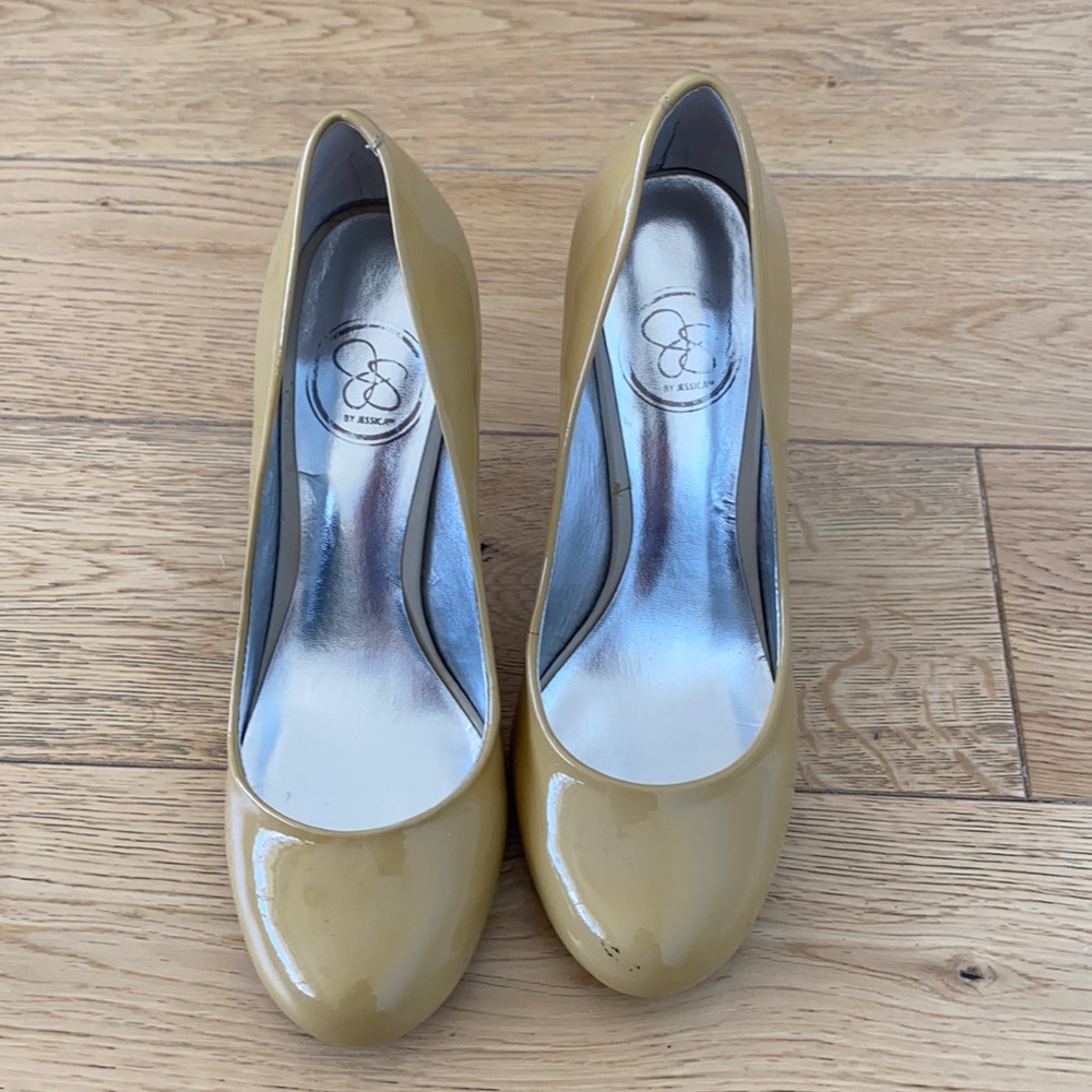 Jessica Simpson beige patent leather pumps